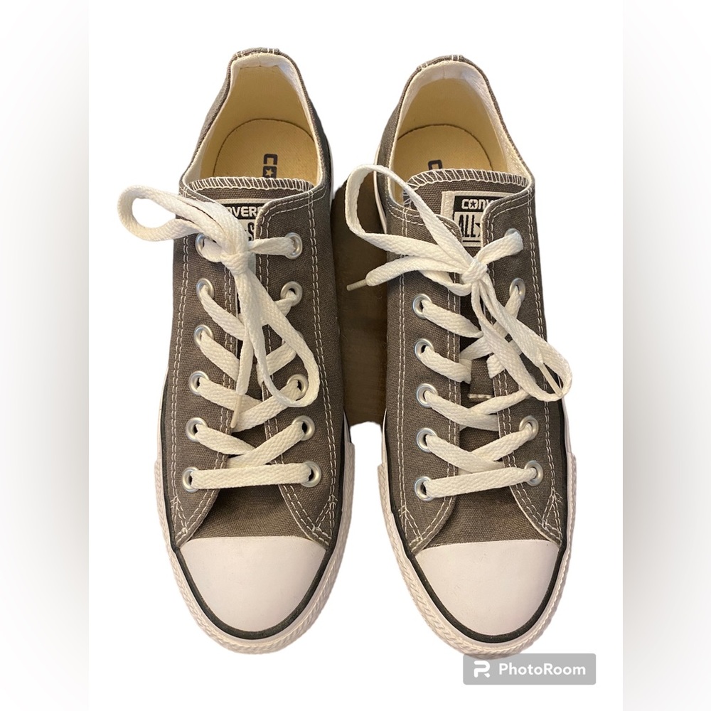 Grey Low Converse gym shoes